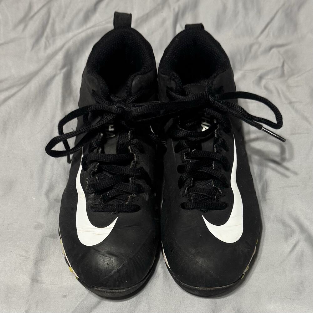 Black and White Cleats Youth Size 1 Used Good. No Rips Or Tears On The Shoe. - Picture 4 of 6